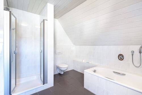original Familienbad mit Badewanne und Dusche Obergeschoss - 