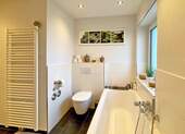 Tageslichtbad mit Wanne und Dusche - 