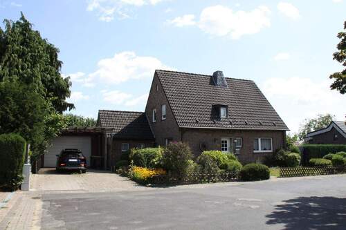 Frontansicht mit Garage - 9 Zimmer Mehrfamilienhaus, Wohnhaus zum Kaufen in Alpen-Bönninghardt