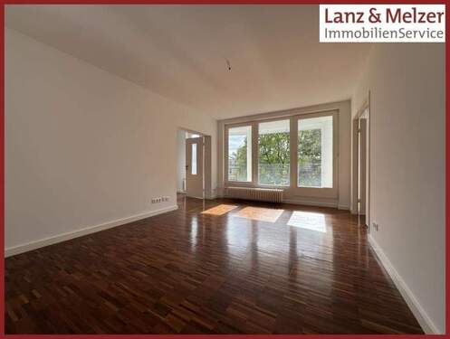 Wohnzimmer - Zuhause mit Charakter: außergewöhnlicher Grundriss, warme Atmosphäre & Balkon zum grünen Innenhof