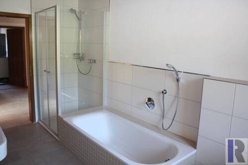 Bad mit Wanne und Dusche - 