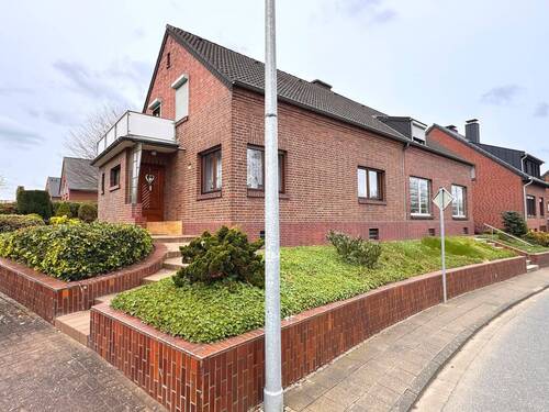 Front- / Giebelansicht - Grundbesitz mit Zukunft! MeinRaum... Gepflegtes Wohnhaus - bestehend aus zwei Doppelhaushälften nebst einem sep. Baugrundstück in Erkelenz-Lövenich