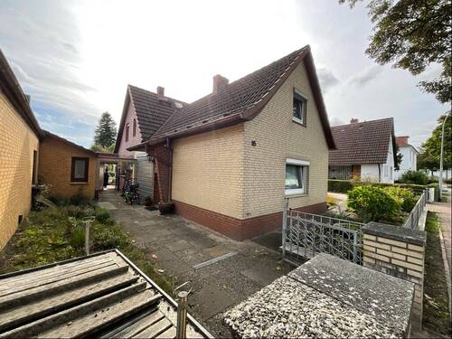 Straßenansicht - 5 Zimmer Einfamilienhaus zum Kaufen in Pinneberg