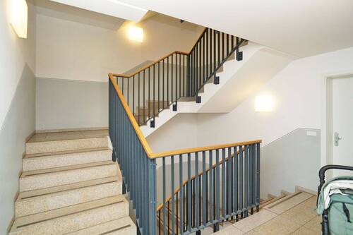 Treppenhaus - 2 Zimmer Etagenwohnung zur Miete in Dresden