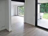 Wohnzimmer mit Blick in den Essbereich - 