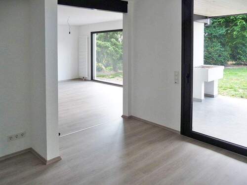 Wohnzimmer mit Blick in den Essbereich - 