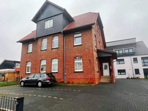 Seitenansicht mit Stellplatz - 4 Zimmer Etagenwohnung zum Kaufen in Wolfsburg