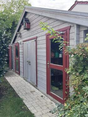 Schuppen:Holzliege,Geräte, Rad - 