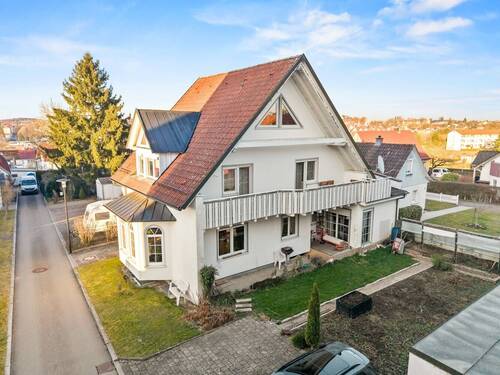 Wohnhaus Seitenansicht mit Balkon und Terrasse - 9 Zimmer Mehrfamilienhaus, Wohnhaus zum Kaufen in Pfullendorf