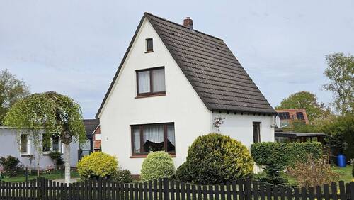 Südwest von Straße - CUX-Franzenburg: 1-Familien-Haus mit Garage und Garten, Nähe Schule und Kita