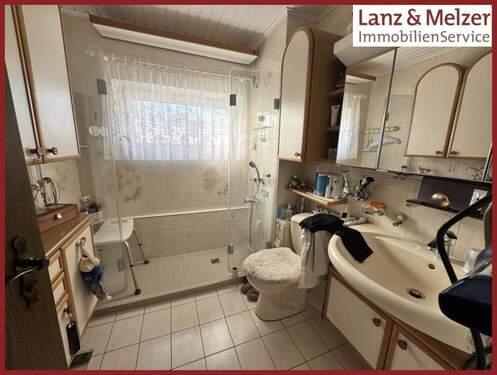 Badezimmer mit großer Dusche - 