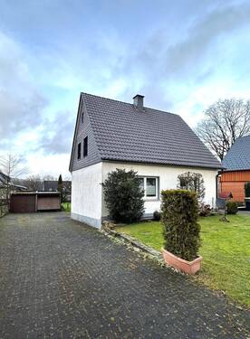 Straßenansicht + Garagen - 6 Zimmer Einfamilienhaus in Halver