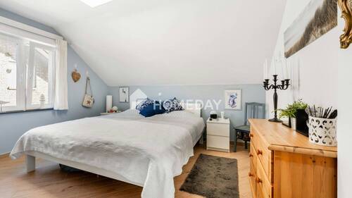 1. OG Schlafzimmer 1 - 