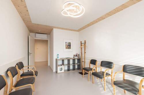 Beispielfoto- Praxis - Moderne Praxisfläche mit Westbalkon, Aufzug und gemeinschaftlicher Dachterrasse