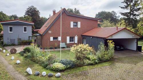Gesamtansicht mit Carport - 