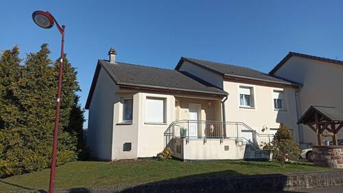 Straßenansicht - Solide vermietetes EFH in Villing-F - Nähe Saarlouis