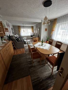 Wohnzimmer.jpeg - Mehrfamilienhaus, Wohnhaus mit 100,00 m&sup2; in Weißenfels zum Kaufen