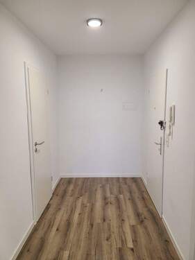 Bild 1 - Erstbezug nach Renovierung: 3 Zimmer, Einbauküche, Stellplatz, Balkon, Abstellraum, Nähe Main