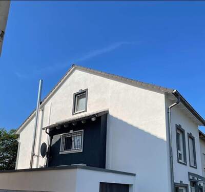 Hausansicht vorne (1).JPEG - 5 Zimmer Reihenendhaus zum Kaufen in Frankfurt am Main