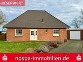 Straßenansicht - Reserviert: Gepflegter Bungalow mit massiver Garage und Terrasse im Zentralort Viöl