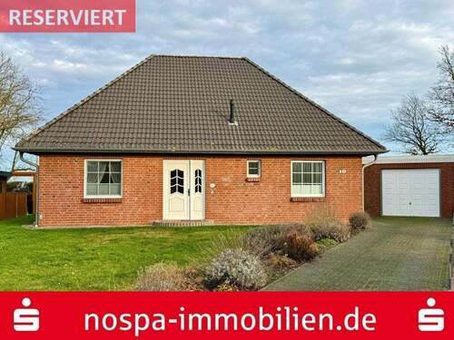 Straßenansicht - Reserviert: Gepflegter Bungalow mit massiver Garage und Terrasse im Zentralort Viöl