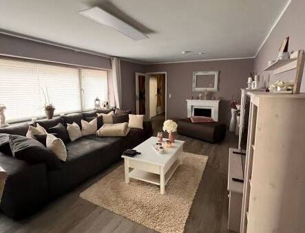 Wohnzimmer - Geschmackvolles Einfamilienhaus mit Pool in Markendorf