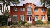 Haus Vorderansicht - Apartementhaus mit 8 WE in Strandnähe