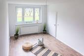 Wohnzimmer Vergleichswohnung - Hell und freundliche 2-Raum-Wohnung mit Balkon