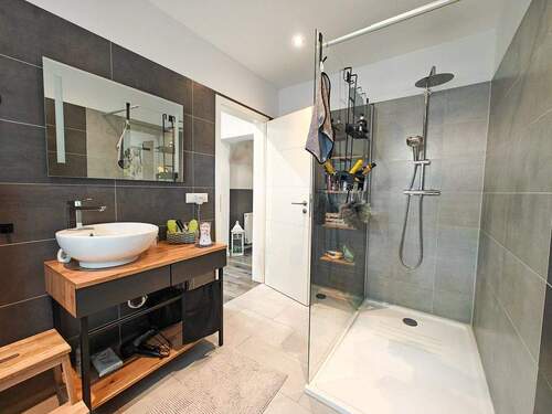 Duschbad - Energiesparendes Reihenmittelhaus in Magdeburg Ottersleben - Top modernisiert 2022-2023