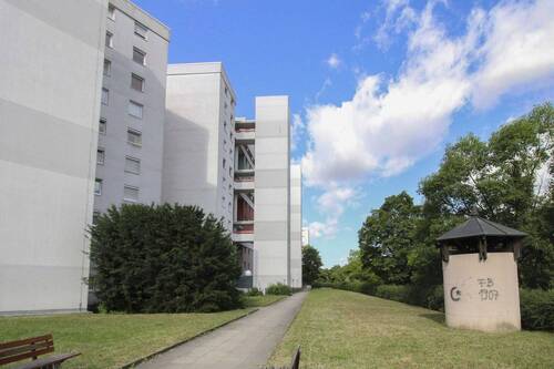 Außenansicht - Bezugsfreie 4,5-Zimmer-Wohnung mit Panoramablick & 2 TG-Stellplätzen in Waiblingen-Korberhöhe