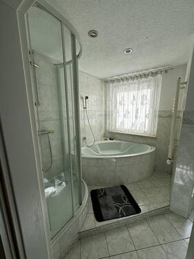 Bad Ansicht Wanne u. Dusche - 