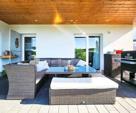 Terrasse mit Zugang zum Garten und traumhafter Fernsicht - 