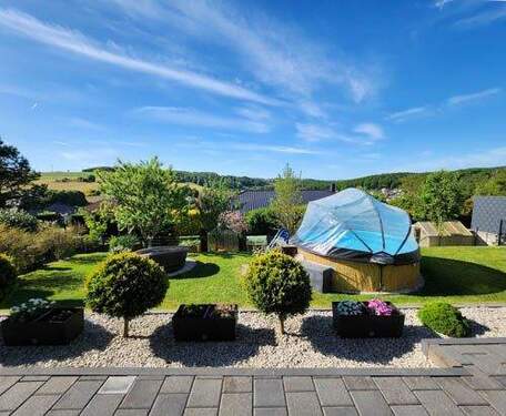 Wunderschöner Garten mit beheiztem Pool und traumhafter Fernsicht - 