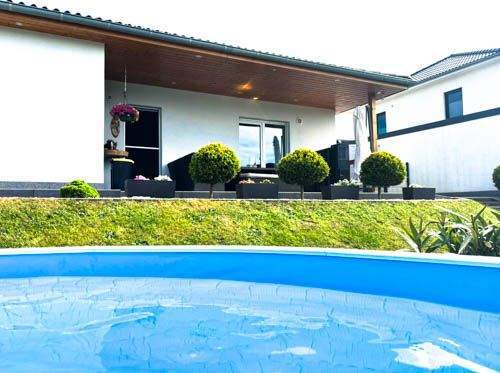 Blick vom beheizten Außenpool auf die Terrasse - 