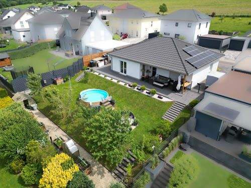 Rückansicht mit Garten und Terrasse - Bungalow mit 113,00 m² in Zerf zum Kaufen