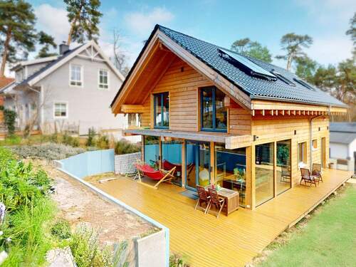 Titelbild - Modernes Holzhaus in Hanglage mit großer Terrasse