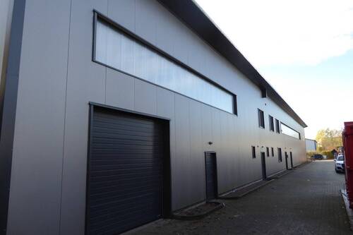 Eingänge und Sektionaltor 1 - Halle in Horst