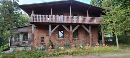 Frontansicht mit Balkon
- 5 Zimmer Doppelhaushälfte in Zeschdorf