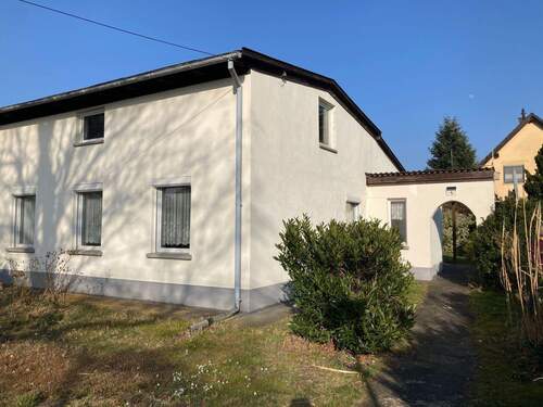 Wohnhaus Vorderansicht2 - Erholung direkt vor der Haustür und trotzdem schnell in der Stadt!