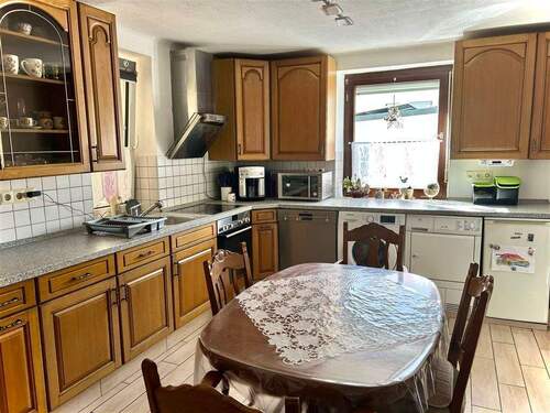 Großzügige Küche - 7 Zimmer Mehrfamilienhaus, Wohnhaus in Sinsheim