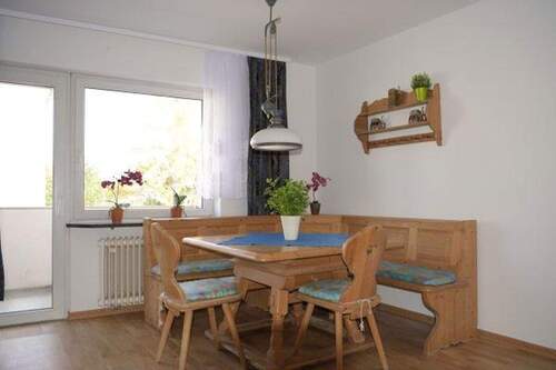 Esstisch mit Stühlen - 1 Zimmer Etagenwohnung in München