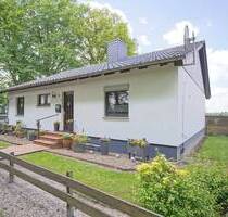 Volksbank Immobilien: Bungalow - Gemütlichkeit trifft auf Gartenidylle! - Loxstedt Stinstedt