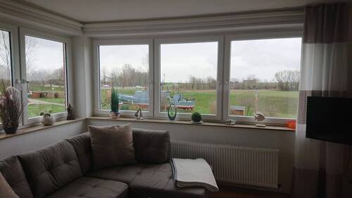 Wohnzimmer mit Aussicht Hafen - 2 Zimmer Etagenwohnung in Wangerland