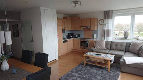 Wohnzimmer mit Küchenzeile - 