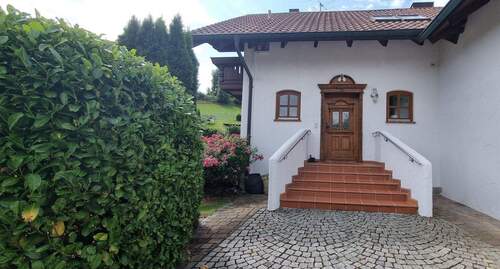 Hausansicht, Eingang.jpg - 5 Zimmer Mehrfamilienhaus, Wohnhaus zum Kaufen in Buch am Erlbach