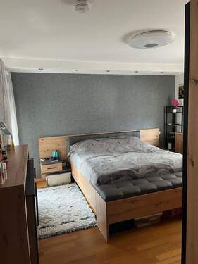 Schlafzimmer mit Zugang zum Balkon - 3 Zimmer Etagenwohnung in Kaiserslautern