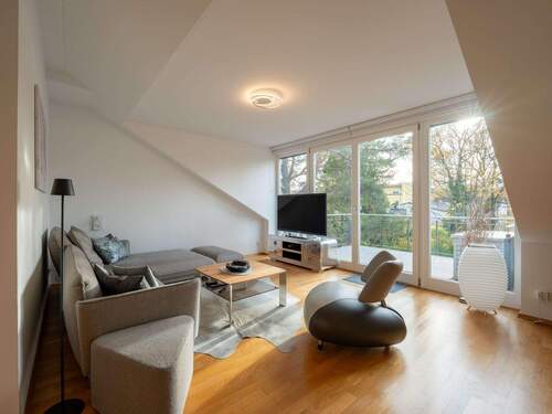 Wohnzimmer - Hochwertig ausgebaute 3-Zimmer-Dachgeschosswohnung (2006) - stilvoll möbliert mit Südwest-Terrasse