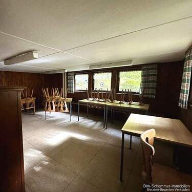 Blick in den Aufenthaltsraum - Mehrfamilienhaus, Wohnhaus mit 166,00 m&sup2; in Buchenbach zum Kaufen