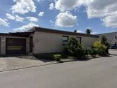 Straßenansicht - Wohnen auf einer Ebene - Familienfreundlicher Bungalow mit Sauna, Glasfaser und überdachter Terrasse