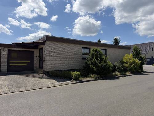 Straßenansicht - Wohnen auf einer Ebene - Familienfreundlicher Bungalow mit Sauna, Glasfaser und überdachter Terrasse